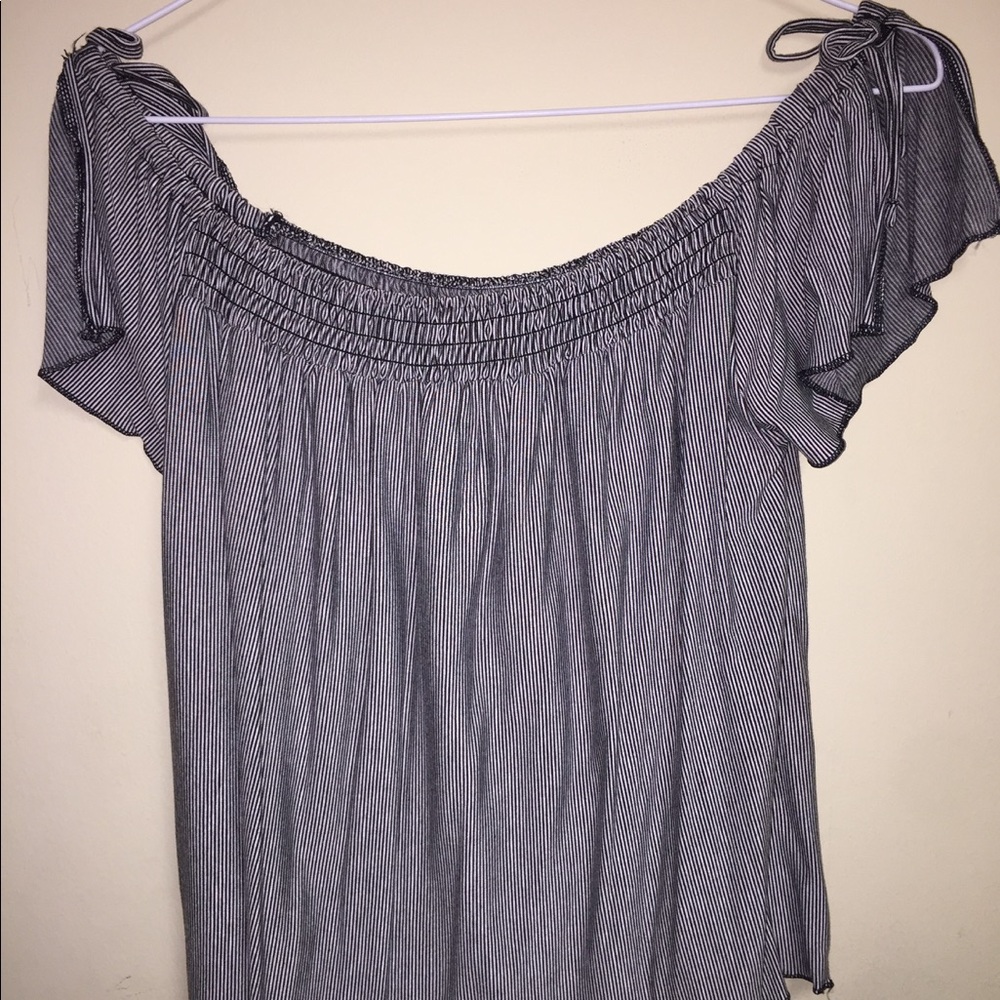 Super cute off the shoulder top w/ adjustable ties